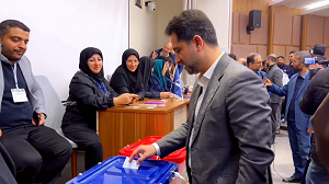 برشی کوتاه از فرآیند رأی‌گیری صندوق سیار دانشگاه فردوسی مشهد